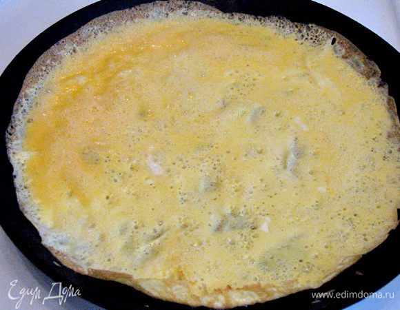 Яйца взбить, посолить и испечь два тонких яичных блинчика.