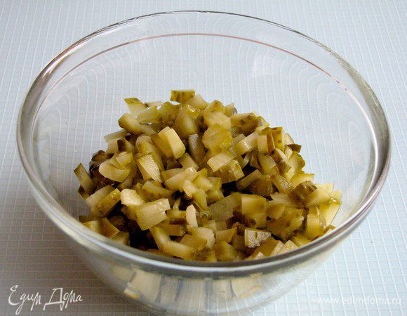 Маринованные огурчики мелко нарезать.