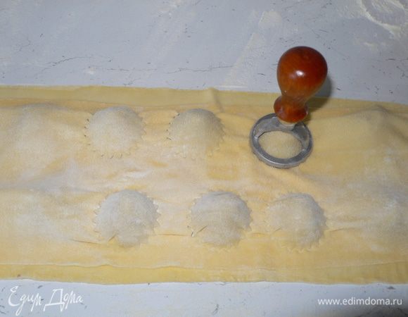 Вырезаем формочкой