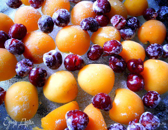 Крупные фрукты режем на кусочки, ягоды освобождаем от косточек и слегка обваливаем в муке.