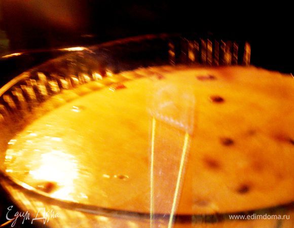 Укладываем наши фрукты-ягоды. Заливаем тестом. В духовку - на 30-40 минут. Пирог должен зарумяниться. Готовность проверяем деревянной шпажкой в середине, если выходит сухая - пирог готов. 