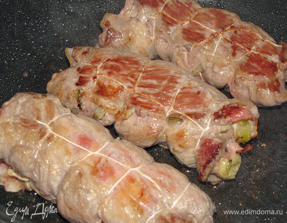 В сковороде с высокими бортиками или сотейники разогрейте сливочное и растительное масло и обжарьте рулетики со всех сторон.