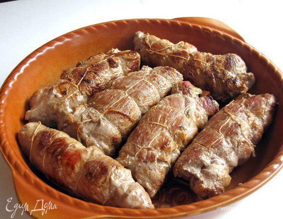 Переложите рулетики в форму для запекания, влейте воду или бульон на 1 см от дна.