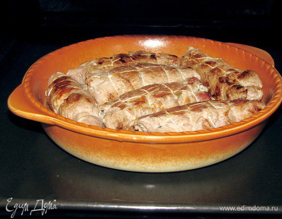 Запекайте при 160 гр. около 30 минут, периодически поливая образующимся соком.