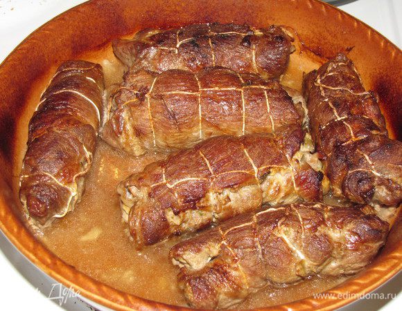  Рулетики готовы. К ним можно приготовить соус. Для этого муку нужно обжарить на сухой сковороде до кремового цвета и смешать с процеженным соком от мяса. Я соус не далала, т.к. дома не оказалось муки.)))