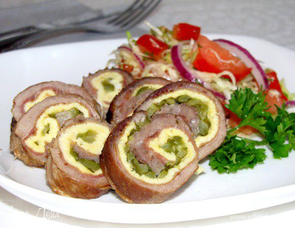 Перед подачей удалите нитки, разрежьте рулет на несколько частей, полейте соусом. Подавайте с картофелем, рисом, тушеными овощами или свежим салатом. Приятного аппетита!