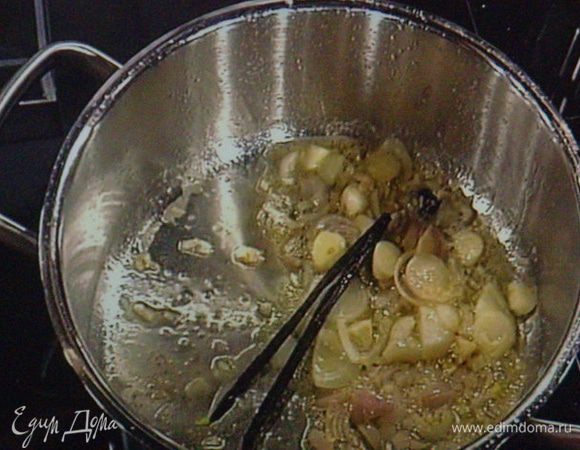 Берём кастрюльку. Разогреваем оливковое масло, добавляем мелко нарезанный шалот, чеснок и ванильную палочку (никогда не выбрасываю).