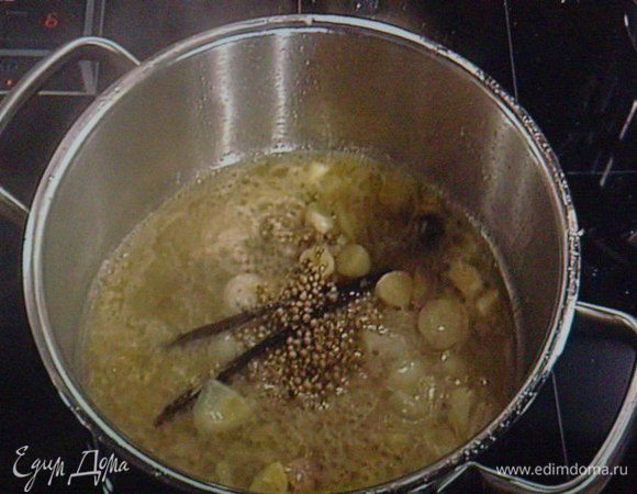 Доводим луково - чесночные до полупрозрачности, заливаем портвейном, даём выпарится алкоголю.