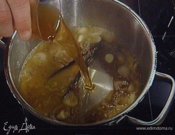Заливаем 200 мл бульона, солим, перчим.