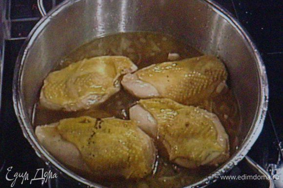В этом маринаде ( если можно его так назвать) варим куриные грудки до готовности.