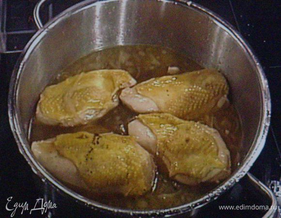 В этом маринаде ( если можно его так назвать) варим куриные грудки до готовности.