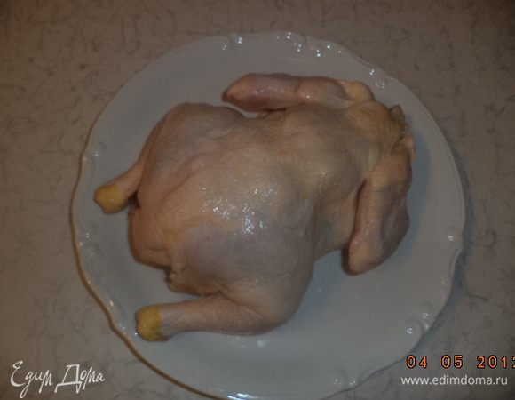 Лимон разрезать пополам и выдавить сок. Сбрызнуть курицу лимонным соком. Посолить, поперчить. Слегка смазать курицу оливковым маслом и оставить на 10 минут.