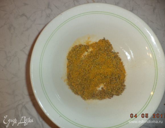 Тимьян, розмарин, куркуму, кориандр и горчицу растереть в ступке. Смазать ими курицу.