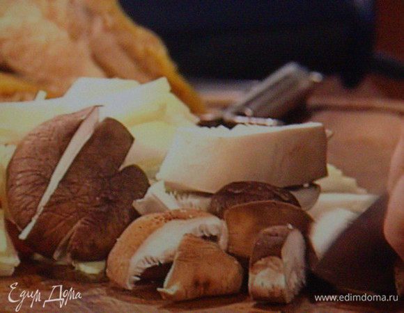 Овощи готовим отдельно. Их количество я брала на глаз, поэтому не даю точных данных. Разнообразие овощей так же зависит от вашего выбора.( У меня азиатский уклон). Режем грибы, морковь, зелёный лук,  и 