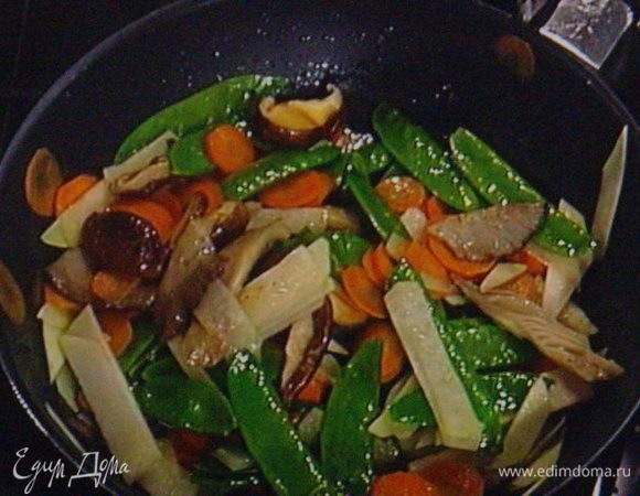 на разогретом масле доводим овощи до полуготовности. 