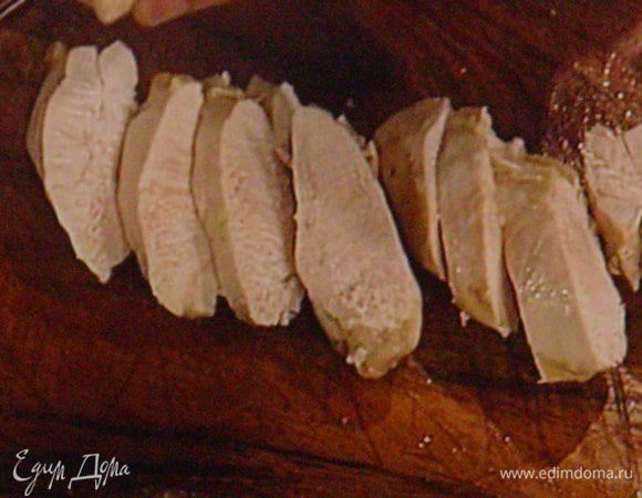 Куриное филе режем на кусочки,