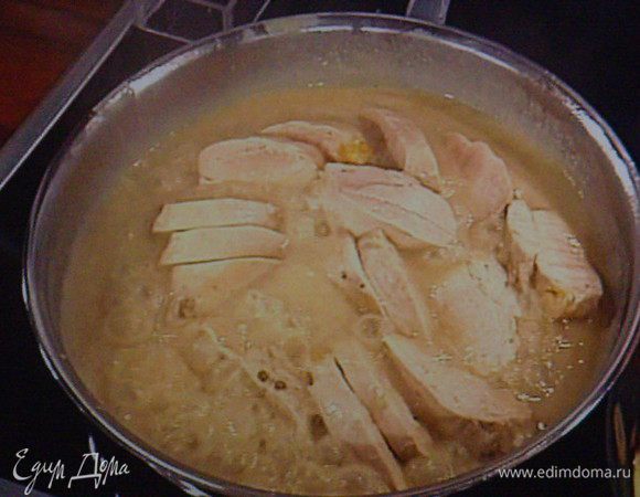 Этим временем в другой сковородке нагреваем оставшийся бульон со сливками и загущаем разведённым в холодной воде крахмалом. Выкладываем в соус мясо, 