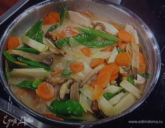 овощи. Солим и перчим по вкусу. Даём увариться соусу и проготовиться нашим овощам (не перевариваем !!!)