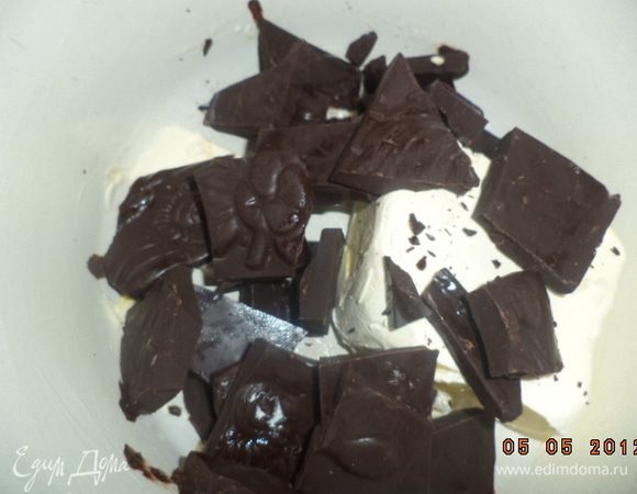 200 г чёрного шоколада и 200 г слив. масла растопить на водяной бане.