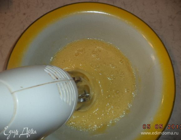 Яйца взбить с сахаром.