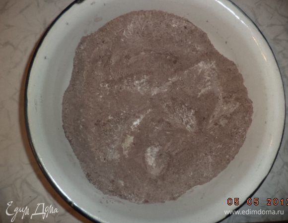 Просеять муку, разрыхлитель и какао.