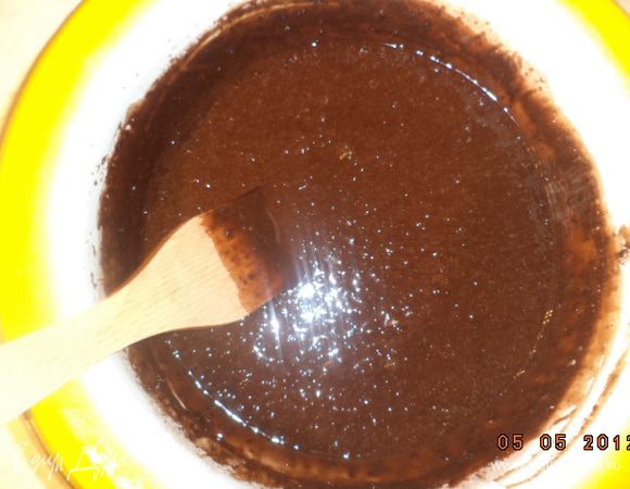 Ввести сухую смесь в шоколадно - яичную, тщательно перемешать.