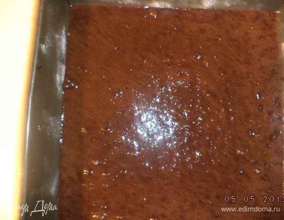 Выложить тесто в квадратную форму и выпекать при температуре 180 градусов 40 минут. Вынуть форму из духовки, дать остыть. Разрезать корж острым ножом на 2 горизонтальных пласта. Арахис слегка поджарить на сухой сковородке. После этого крупно порубить.