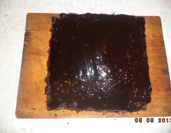 100 г чёрного шоколада и 50 г слив. масла растопить на водяной бане, слегка остудить и полить брауни.