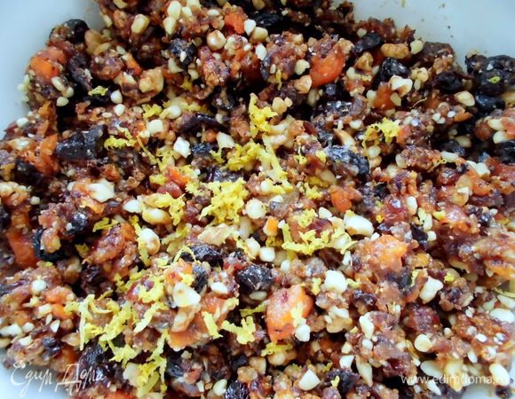 Можно измельчить в блендере, но не сильно. Нужно, чтобы смесь была однородной, но каждый ингредиент был ощутим. Добавьте цедру лимона и немного сока. Тщательно перемешайте. Нужно обязательно попробовать на вкус. В принципе, можно делать без лимона, в рецепте его не было, но он придает освежающую цитрусовую нотку и уменьшает сладость.