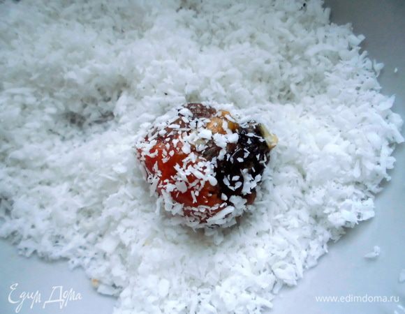 В разные емкости насыпьте кокосовую стружку, какао с кунжутом и измельченный сырой арахис. Теперь есть 2 способа: либо сразу слепить все конфеты, а обсыпать потом, либо делать конфеты и по ходу обваливать их в стружке и т. д. Но учтите, если вы сначала сделаете все конфеты, то они немного подсохнут и обсыпка будет хуже приклеиваться. Готовые конфеты уберите в холодильник на 1 час.