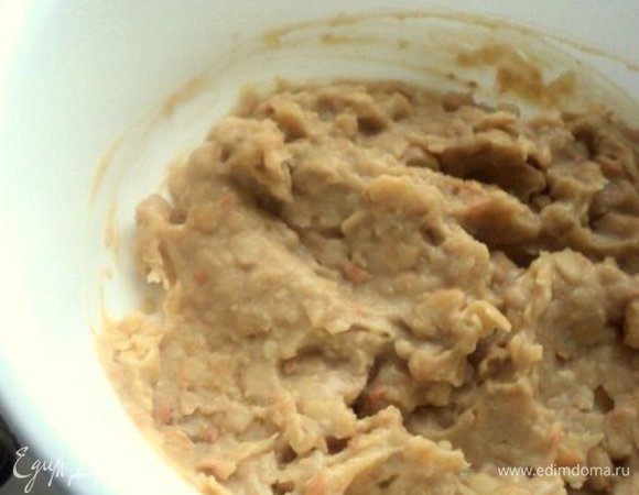 С фасоли слить жидкость и измельчить ее в блендере или просто потолочь  толкушкой.