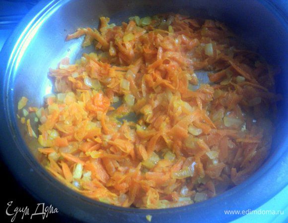 Мелко порезать лук, морковь натереть на терке. Пассировать овощи на растительном масле до мягкости. 