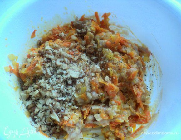 Смешать фасоль, пассированные овощи, мелко дробленные грецкие орехи. Посолить, поперчить по вкусу, добавить мускатный орех. По желанию можно добавить чеснок.