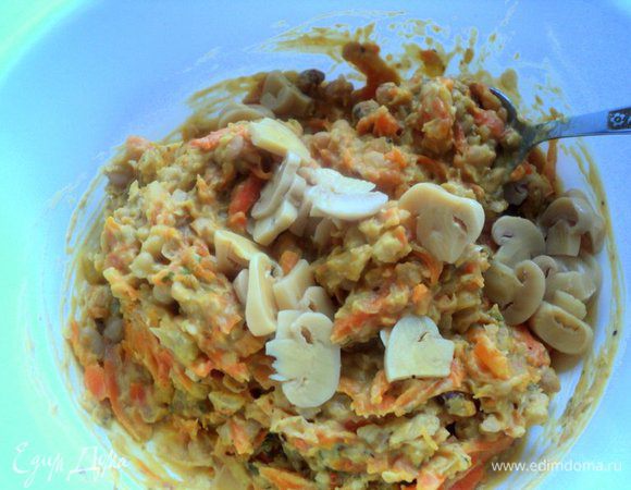 Шампиньоны порезать пластинками и добавить к фасоли, перемешать.