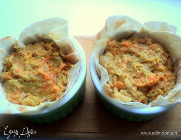 Из лаваша вырезать по два круга 18-20 см и 8 см (по размеру керамических формочек). Лаваш слегка смочить водой и выложить в формы: вначале большего диаметра, на дно - меньшего диаметра. Выложить в формы фасолевый паштет.