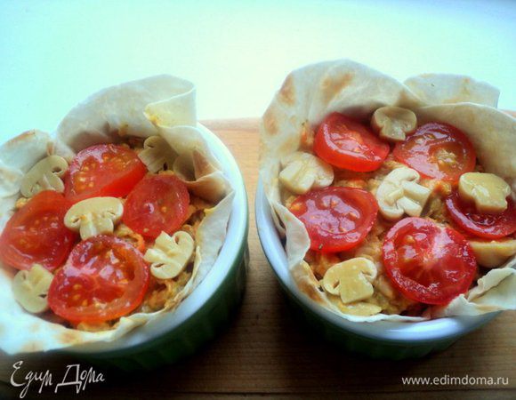  Сверху украсить кружочками помидор и пластинками шампиньонов. Запекать при температуре 180 градусов 20-25 минут до зарумянивания лаваша.