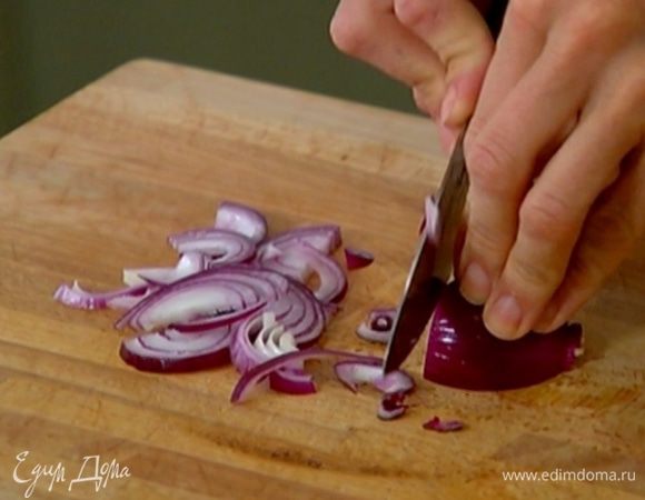 Лук почистить и нарезать полукольцами.