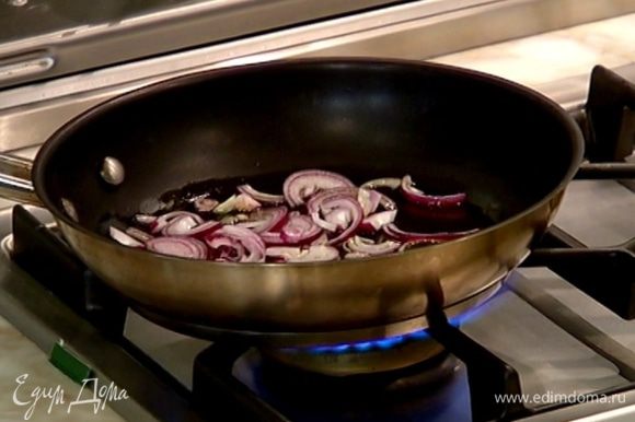 Разогреть в сковороде 1 ст. ложку оливкового масла и обжарить лук до золотистого цвета.