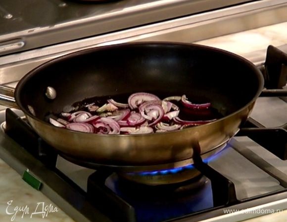 Разогреть в сковороде 1 ст. ложку оливкового масла и обжарить лук до золотистого цвета.