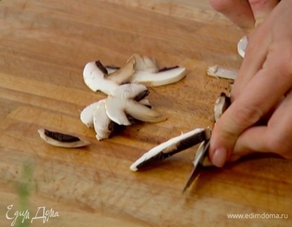 Шампиньоны нарезать пластинками.
