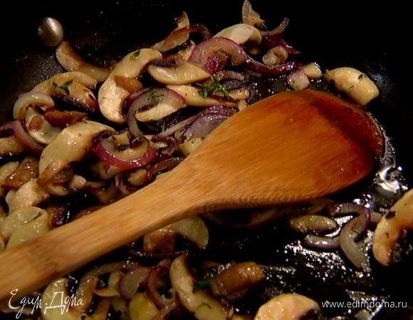 Выложить к луку грибы, посолить, поперчить, добавить листья тимьяна и обжарить все еще немного.