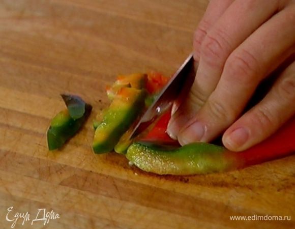 Сладкий перец, удалив семена и перепонки, нарезать соломкой.