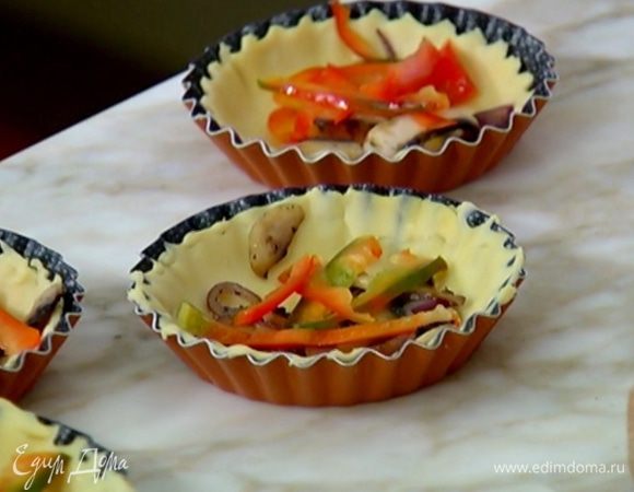 На тесто выложить грибы с луком, сладкий перец и спаржу.