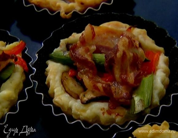 Отправить тарталетки в разогретую духовку на 12–15 минут.