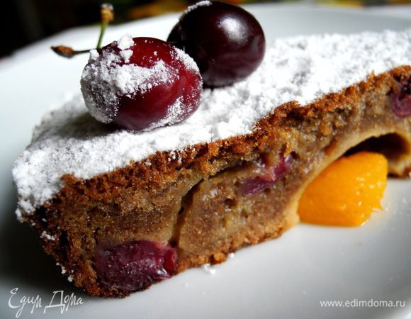 Получается вкусный летний пирожок, немного плотнее клафути и флонярда, более пропеченный, достаточно сладкий, с фруктово-ягодной кислинкой. Из-за корицы он получился более "загорелый".