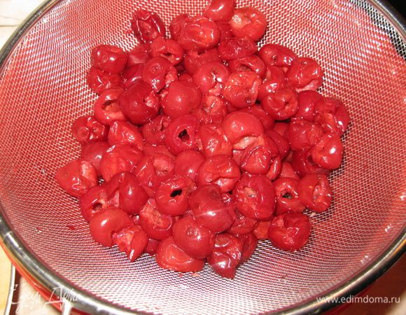 Вишню разморозить в дуршлаге.  Миндаль порубить, так чтобы остались ощутимые кусочки.