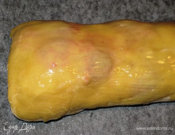 В миску всыпать муку.  Яйцо слегка взбить, добавить в муку. Туда же влить растопленное сливочное масло, уксус и воду. Замесить тесто. Затем выложить его на слегка смазанную раст. маслом поверхность и вымесить до мягкости.  Уронить на стол несколько раз, затем смазать раст. маслом миску, положить в нее тесто, накрыть полотенцем и дать отдохнуть в теплом месте 20-30 мин.