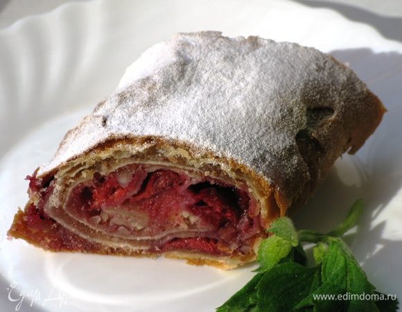 Готовый штрудель обильно посыпаем сахарной пудрой и даем немного остыть. Подаем теплым с шариком ванильного мороженого. Я сохранила сок, который стек с вишни и сварила вкуснейший сиропчик, пропорции 2 части сока к 3 частям сахара. Мои мальчишки (муж и брат) поливали мороженое этим сиропчиком и ели его вприкуску.  Приятного аппетита! Указанной порции хватило на 1 чаепитие двум взрослым мужчинам и одной маленькой девочке.