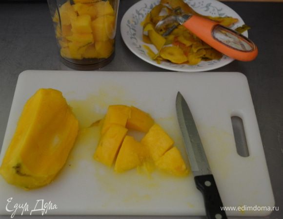 Сначала сделаем пасту маринад.
Манго очистим кожицу , разрежем на кусочки и сложим в блендер.