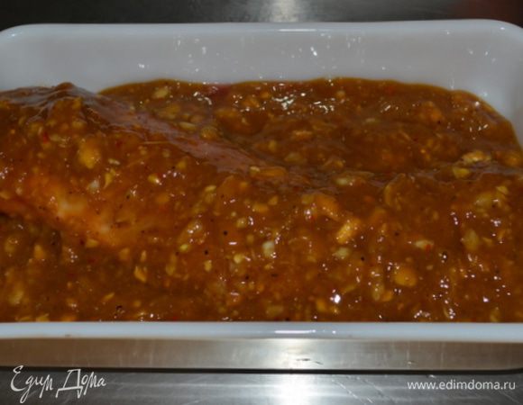 Выложим свинину в форму ,сверху выльем маринад пасту. Закроем пищевой пленкой и поставим в холодильник на 2 часа или ночь. Переворачиваем в процессе.